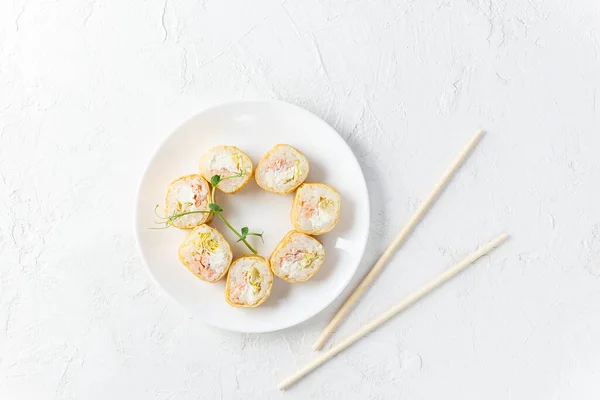 Sushi Rolt Een Witte Plaat Met Eetstokjes — Stockfoto