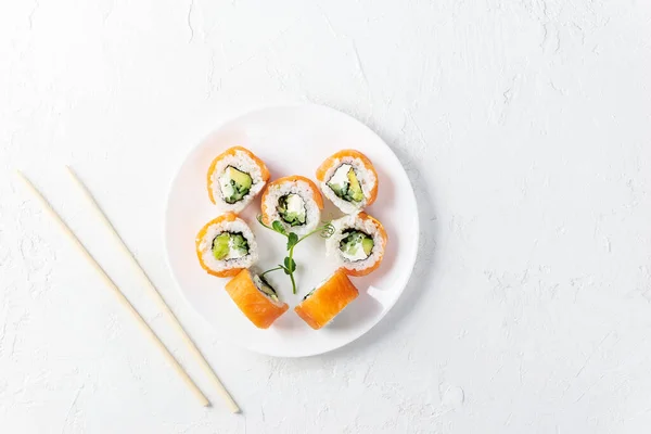Sushi Broodjes Voor Valentijnsdag Vorm Van Een Hart Een Wit — Stockfoto