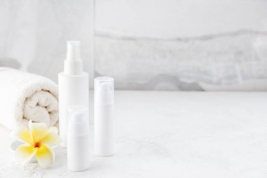 Hafif arka planda spa tedavileri için kremler. Yatay yönelim, boşluğu kopyala.