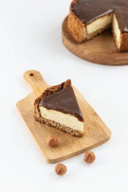 Tuzlu karamel ve fındıklı bir dilim tofu keki. Şeker, glüten ve laktozsuz.