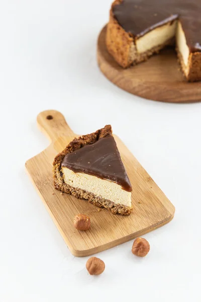 Tuzlu karamel ve fındıklı bir dilim tofu keki. Şeker, glüten ve laktozsuz.