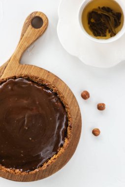 Tuzlu karamelli peynirli kek ve çay. Vejetaryen tatlı, şeker, glüten ve laktozsuz. Dikey yönelim, üst görünüm.