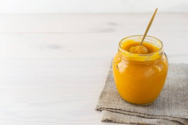 Cam kavanozda kaşıkla kabak reçeli. Yatay yönelim, boşluğu kopyala.