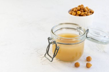 Cam bir kavanozda nohut çorbası. Yatay yönelim, boşluğu kopyala.