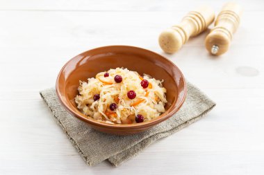 Kil kasede kızılcıklı lahana turşusu. Rus geleneksel yemekleri.