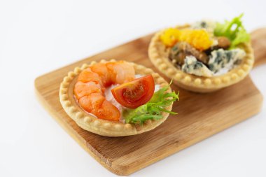 Tahta üzerinde deniz ürünleri olan turtalar..