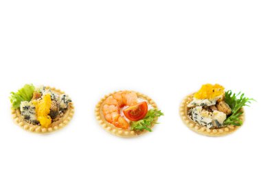 Karidesli tart, midye, beyaz arka planda mavi peynir..