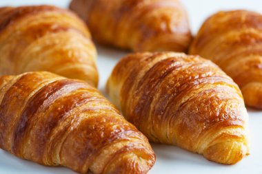 Beyaz arka planda taze kruvasanlar..