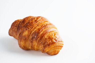 Beyaz arka planda taze Fransız kruvasanı..