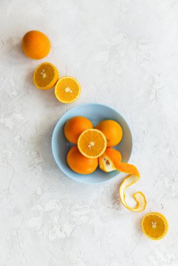 Gri arka planda olgun portakallar. Dikey yönelim, üst görünüm.