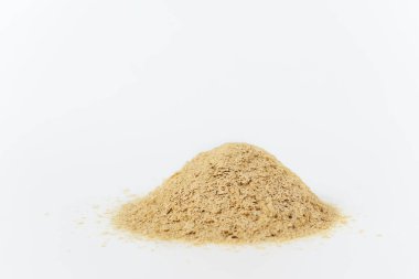 Beyaz arka planda bir avuç pasif maya..