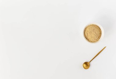 Beyaz arka planda beyaz bir kasede pasif maya. Yatay yönelim, üst görünüm, kopyalama alanı.