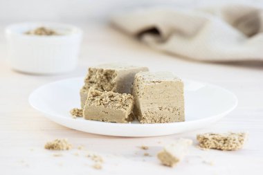 Halva parçaları beyaz bir tabakta.