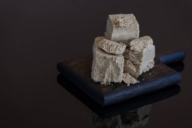 Siyah cam zemin üzerinde ayçiçeği halkası.