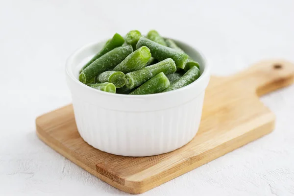 Gefrorene Grüne Bohnen Einer Schüssel Auf Einem Holzbrett — Stockfoto