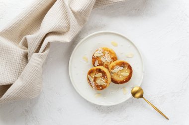 Işık masasındaki bir tabakta tofu krepleri. Vejetaryen yemeği, şeker, glüten ve laktozsuz. Yatay yönelim, üst görünüm.