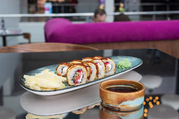 Sushi Broodjes Met Gember Sojasaus Wasabi Tafel Een Restaurant — Stockfoto