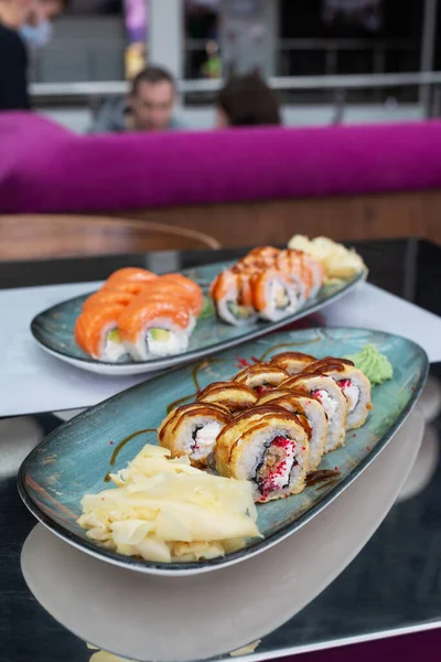 Sushi Broodjes Met Gember Wasabi Tafel Een Restaurant — Stockfoto