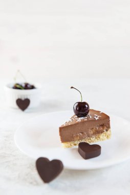 Vişneli vejetaryen çikolatalı kek dilimi. Seçici odak.