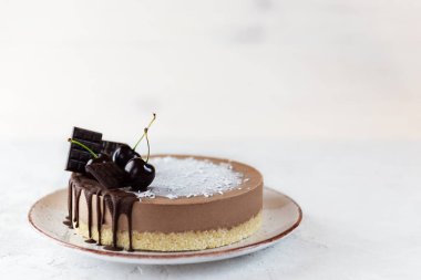 Masada kirazlı çiğ çikolatalı mus keki. Şeker, glüten ve laktozsuz. Yatay yönelim, boşluğu kopyala.