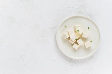 Hafif tabakta mikro yeşillik ve tofu peyniri parçaları. Yatay yönelim, üst görünüm, kopyalama alanı. 