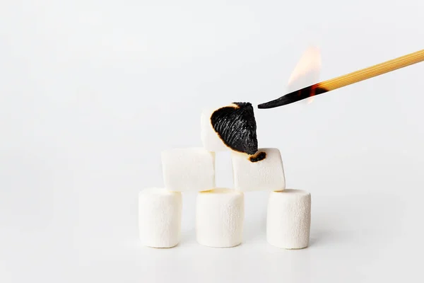 Hořící Marshmallows Stojící Jako Malý Domek Světlém Pozadí Selektivní Zaměření — Stock fotografie