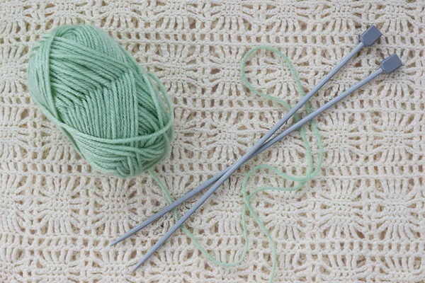 ニット生地を背景に糸や編み針 水平方向 トップビュー — ストック写真