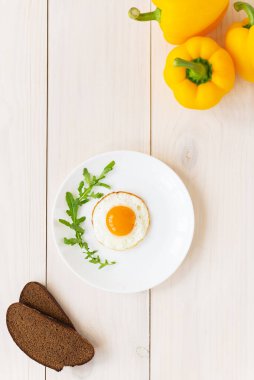Ahşap bir masada roka, dolma biber ve ekmek..