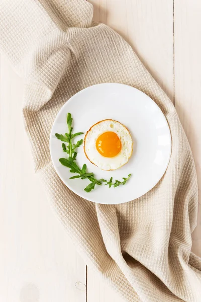 Çamaşır Havlusunda Roka Sahanda Yumurta Dikey Yönelim Üst Görünüm — Stok fotoğraf