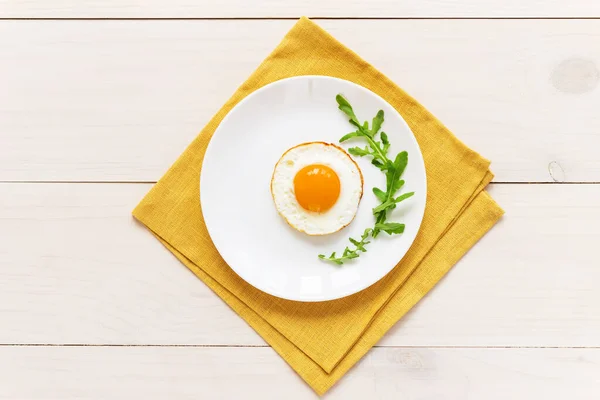 Sarı Çarşaf Peçetede Roka Kaplı Sahanda Yumurta Yatay Yönelim Üst — Stok fotoğraf