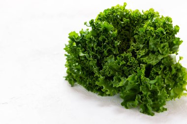 Beyaz tabakta salata. Yatay yönelim, boşluğu kopyala.