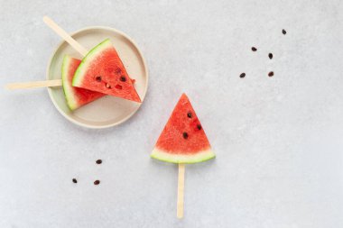 Çubukta karpuz dilimleri. Yatay yönelim, üst görünüm, düz yatış.