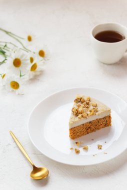 Hindistan cevizi kremalı ve cevizsiz vejetaryen havuçlu kek. Şeker, glüten ve laktozsuz. 