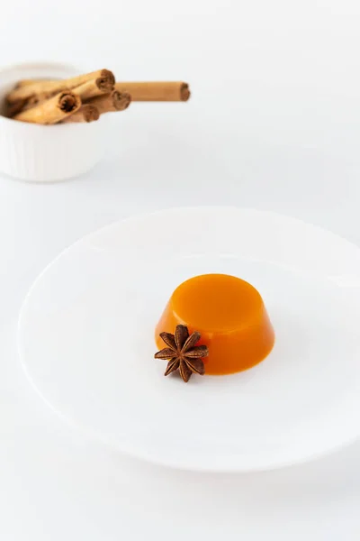 Gelatina Zucca Con Cannella Anice Piatto Bianco — Foto Stock