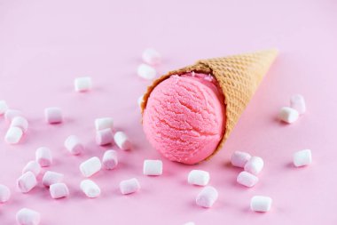 Kremalı waffle külahında pembe dondurma..