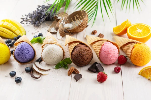 Set Mit Verschiedenen Arten Von Beeren Und Früchten Eis Waffeltüten — Stockfoto