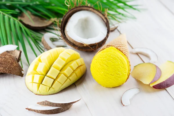 Eis Waffelkegel Mit Mango Und Kokosnuss Auf Einem Holztisch — Stockfoto