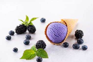 Hafif arkaplanda böğürtlen ve yaban mersinli dondurma..