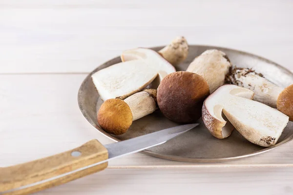 Boletus Una Plancha Hierro Con Cuchillo Sobre Una Mesa Madera — Foto de Stock