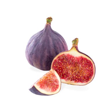 Olgun incirler beyaz arkaplanda izole edilmiş parçalara bölünmüş..