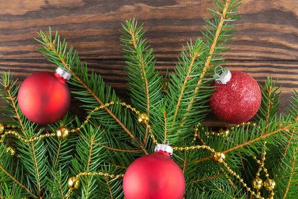 Κλαδιά Ελάτης Κόκκινες Χριστουγεννιάτικες Μπάλες Καφέ Ξύλινο Φόντο Χριστούγεννα Και — Φωτογραφία Αρχείου