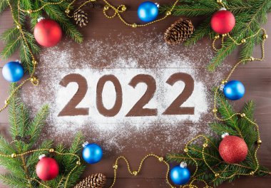 Köknar dallarının, topların, kozalakların 2022 yazısıyla bileşimi. Noel ve Yeni Yıl kavramı.