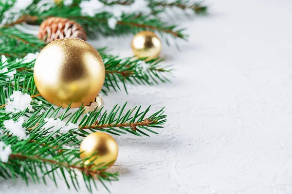 Ramas Abeto Con Bolas Navidad Doradas Sobre Fondo Blanco Concepto — Foto de Stock