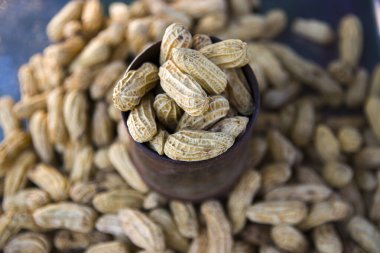 Fıstığı bir fincanda kaynatın Tayland sağlıklı yiyecek fıstık mısırı kaynatın .