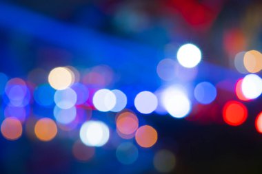 Siyah arkaplanda soyut mavi ve renkli bokeh dokusu