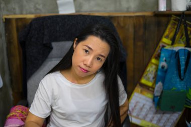 Genç Asyalı kadın evde çok çalışıyor.