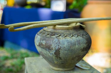 Çömlek çarkında kil çömlekçisi yaratıyor. Çömlek çarkındaki ıslak çamurdan heykeltraş. Seçili odak. Çömlekçi açık havada esrar aralığında üretildi.