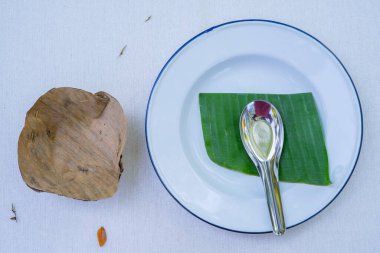 Muz yaprağında servis edilen Kuzey Tayland pirinç tabağı. Dünya kavramını kurtarır..