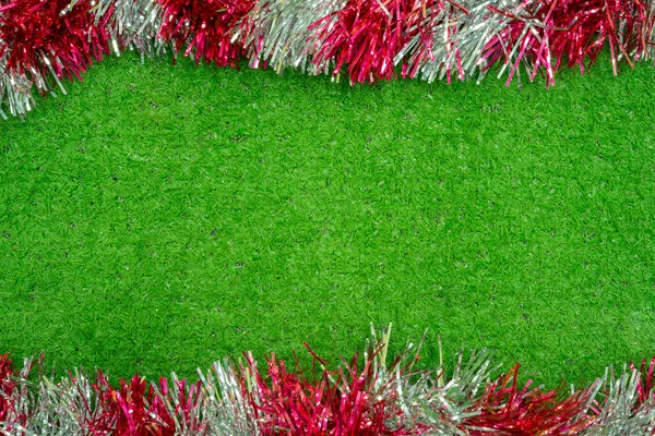 Yeşil Dalla Süslenmiş Noel Hediyesi Çam Kozalağı Hediye Paketi Kırmızısı — Stok fotoğraf