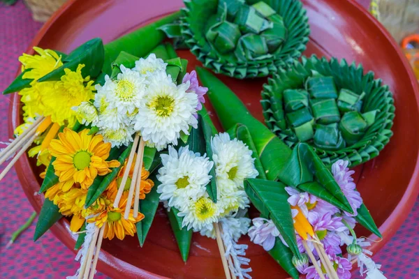 バナナの葉の中の花は ジョススティックとお祈りのためのキャンドルが付いています 北タイ文化 ストック写真